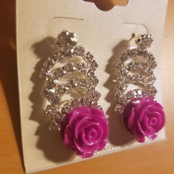 One pair of Earrings - Picture 4 of 6